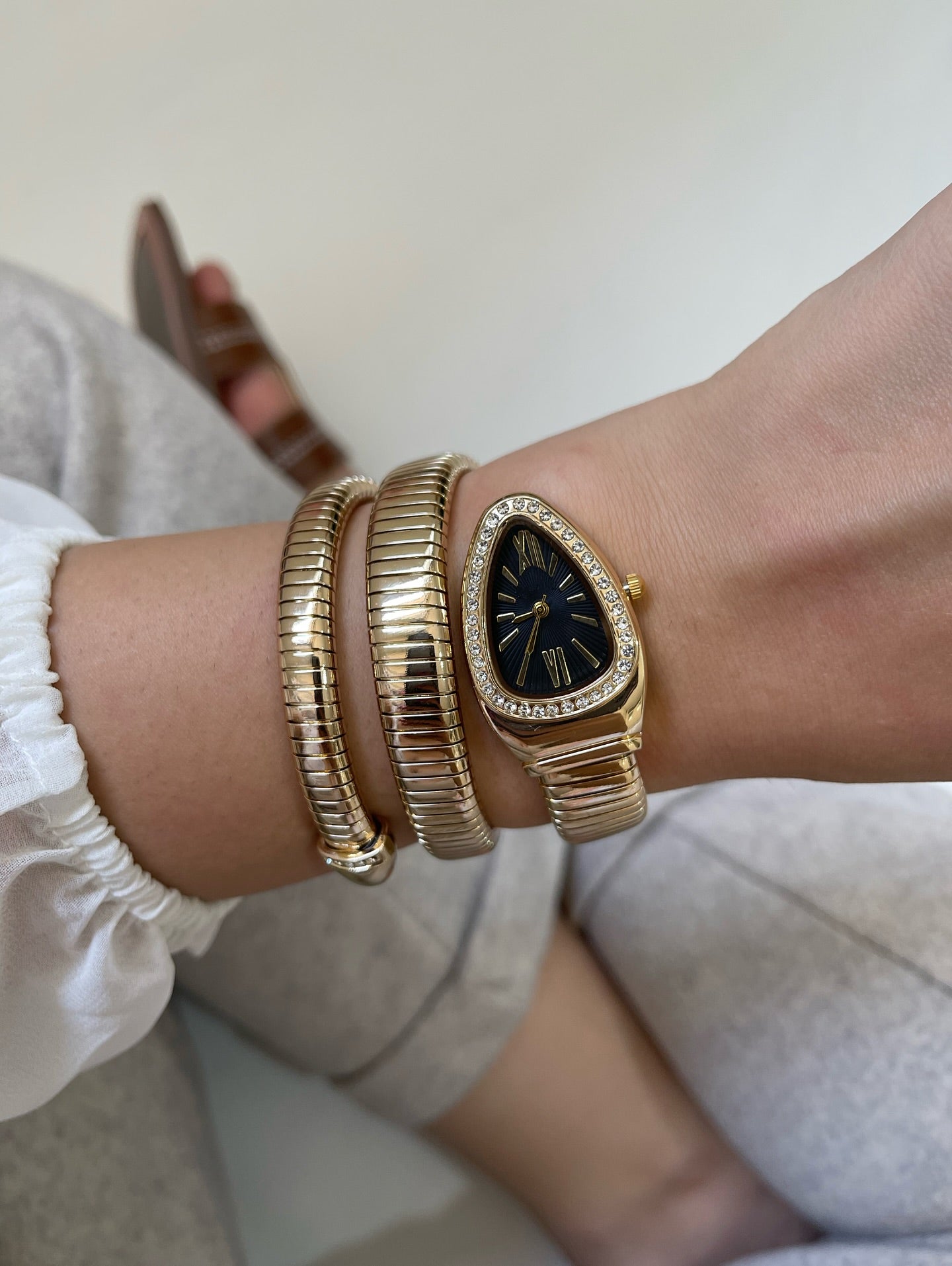 Dazzle Snake-shaped Steel Band Watch